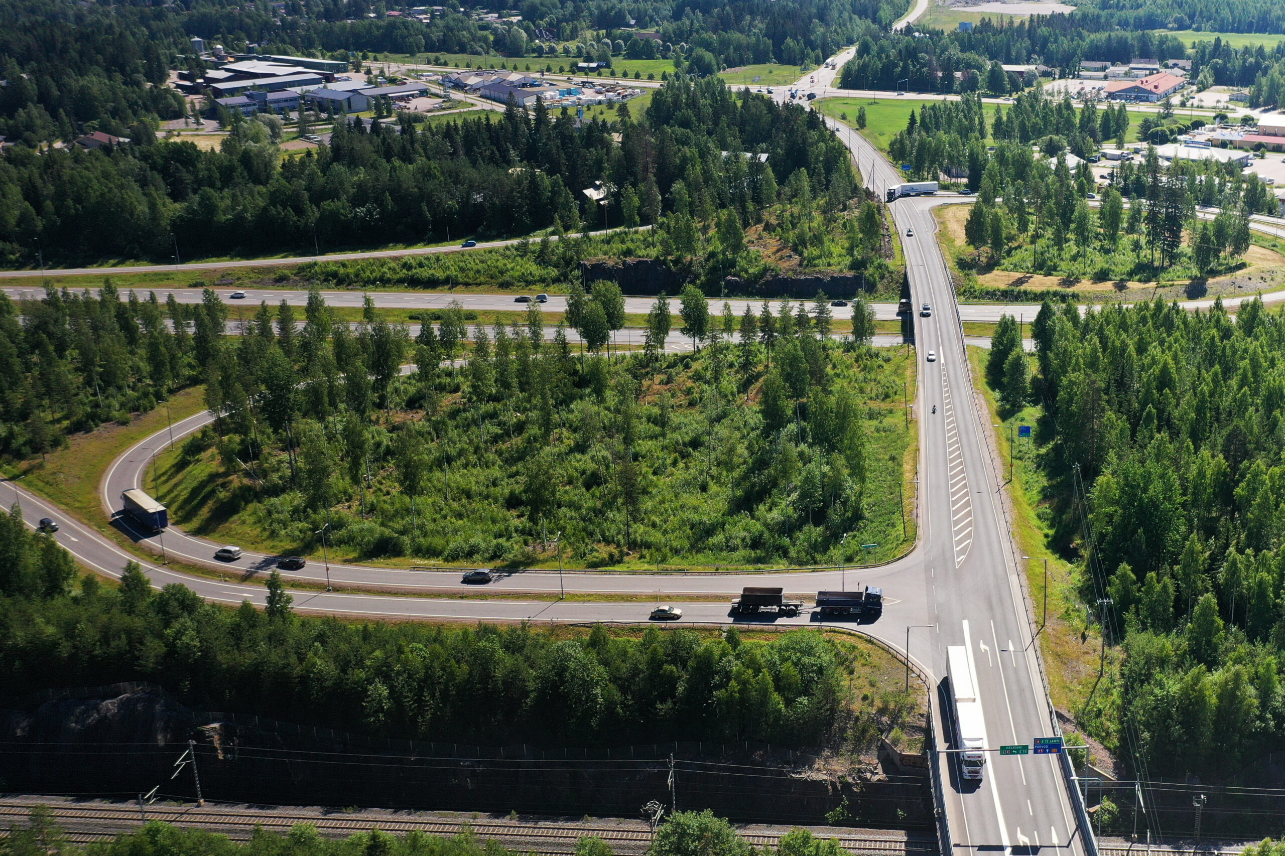 Vilkasta liikennettä Mäntsälän kiertoliittymässä. Mäntsälä on yksi kymmenestä elinvoimaisesta Helsinki Ring of Industry -kunnasta.