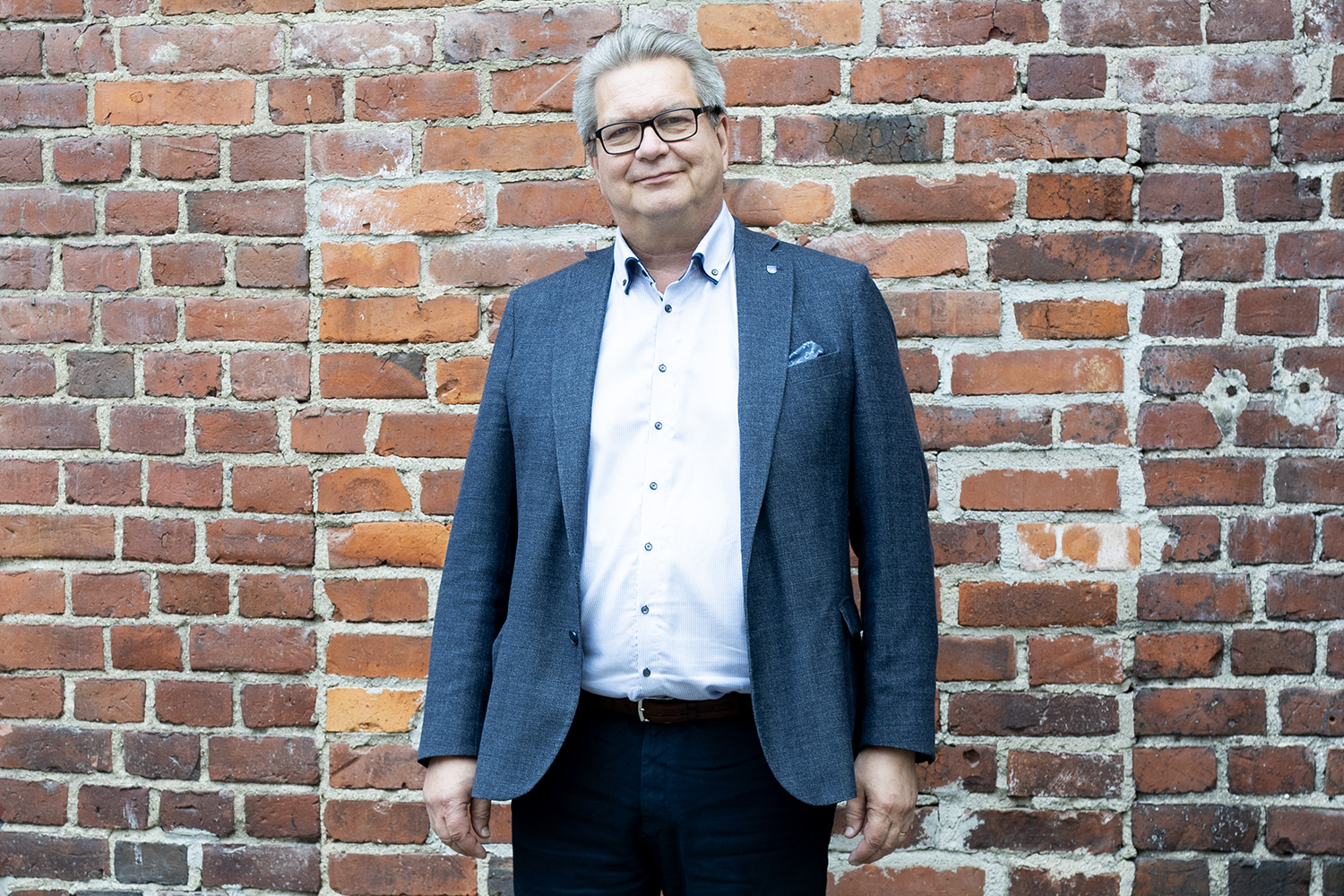Teknologiakeskus TechVilla Oy:n hallitus sai uuden puheenjohtajan, kuvassa Pentti Puhakka tiiliseinää vasten kuvattuna.