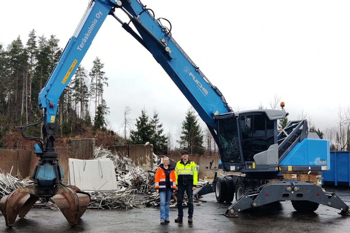Teräskolmion Erja ja Juho poseeraavat sinisen nostimen edessä
