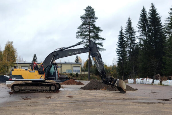Kaiwurin koneistolla mm. murskataan, seulotaan ja käsitellään maa-aineksia ja muita materiaaleja sekä asiakkaiden kohteissa että omalla tontilla.